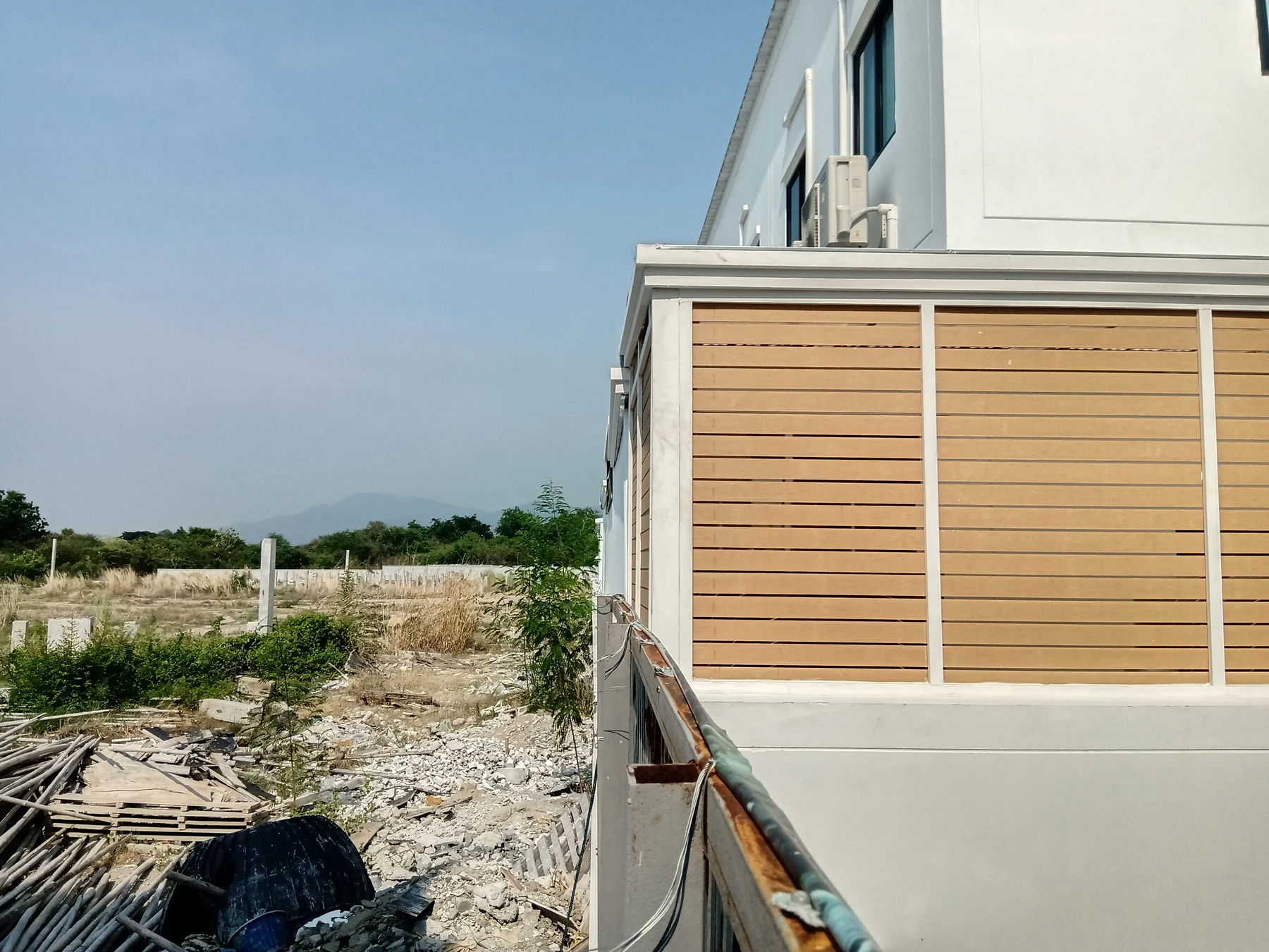 โครงการคราม บางแสน — รายละเอียดผนังด้านข้าง