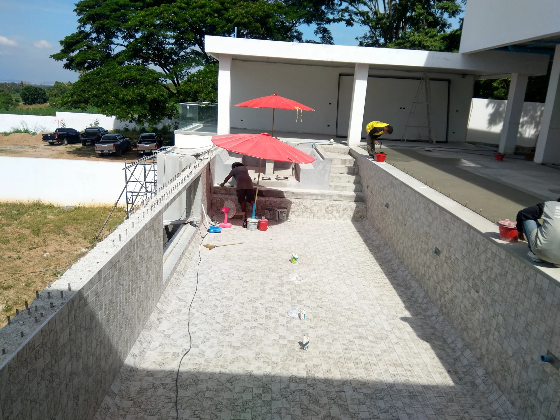 The View Estate - Pattaya — บริเวณสระระหว่างดำเนินงาน