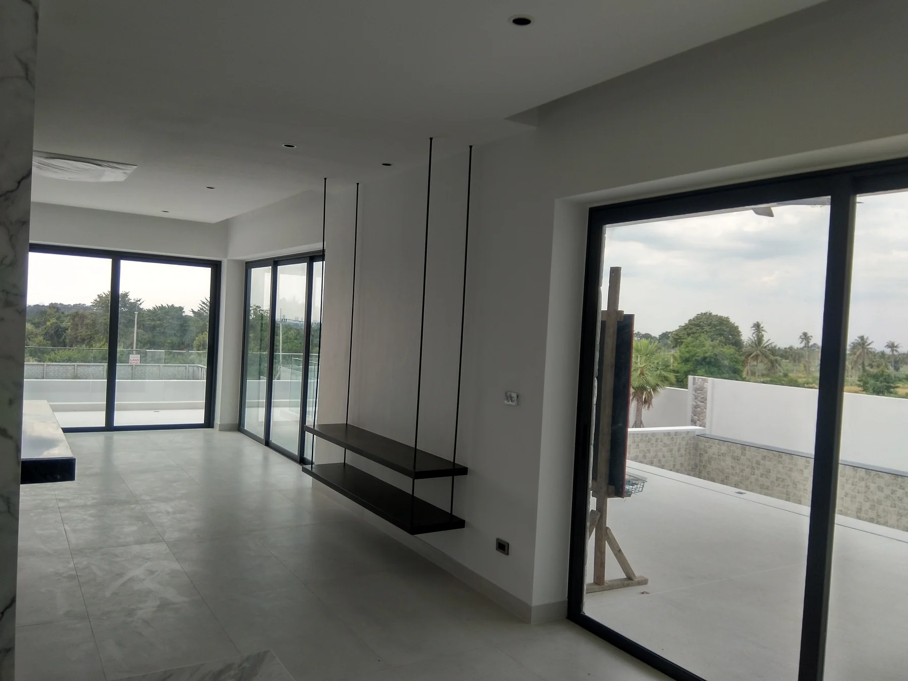 The View Estate - Pattaya — พื้นที่ภายในและช่องเปิดกระจก