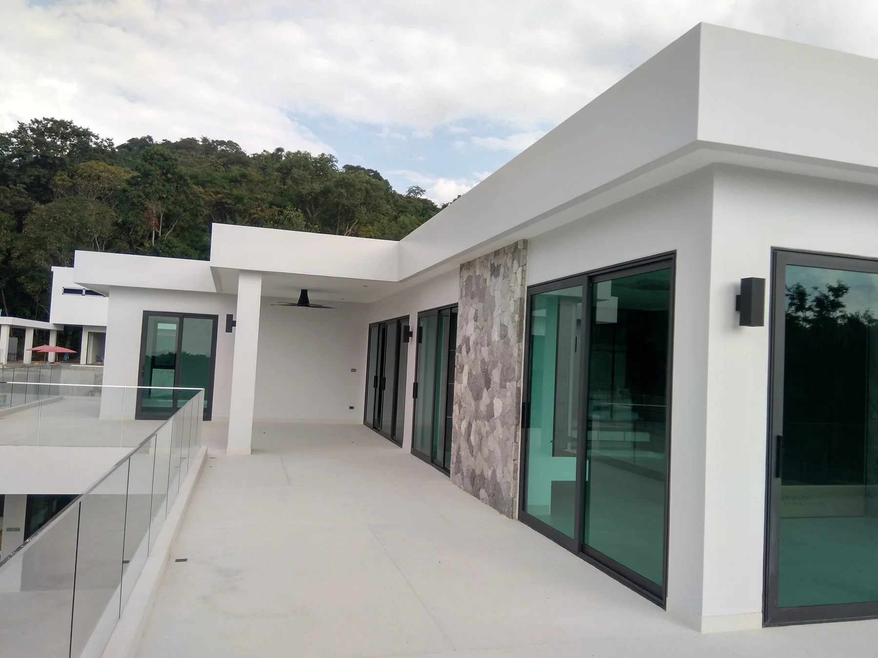 The View Estate - Pattaya — ระเบียงและพื้นที่ภายนอกอาคาร